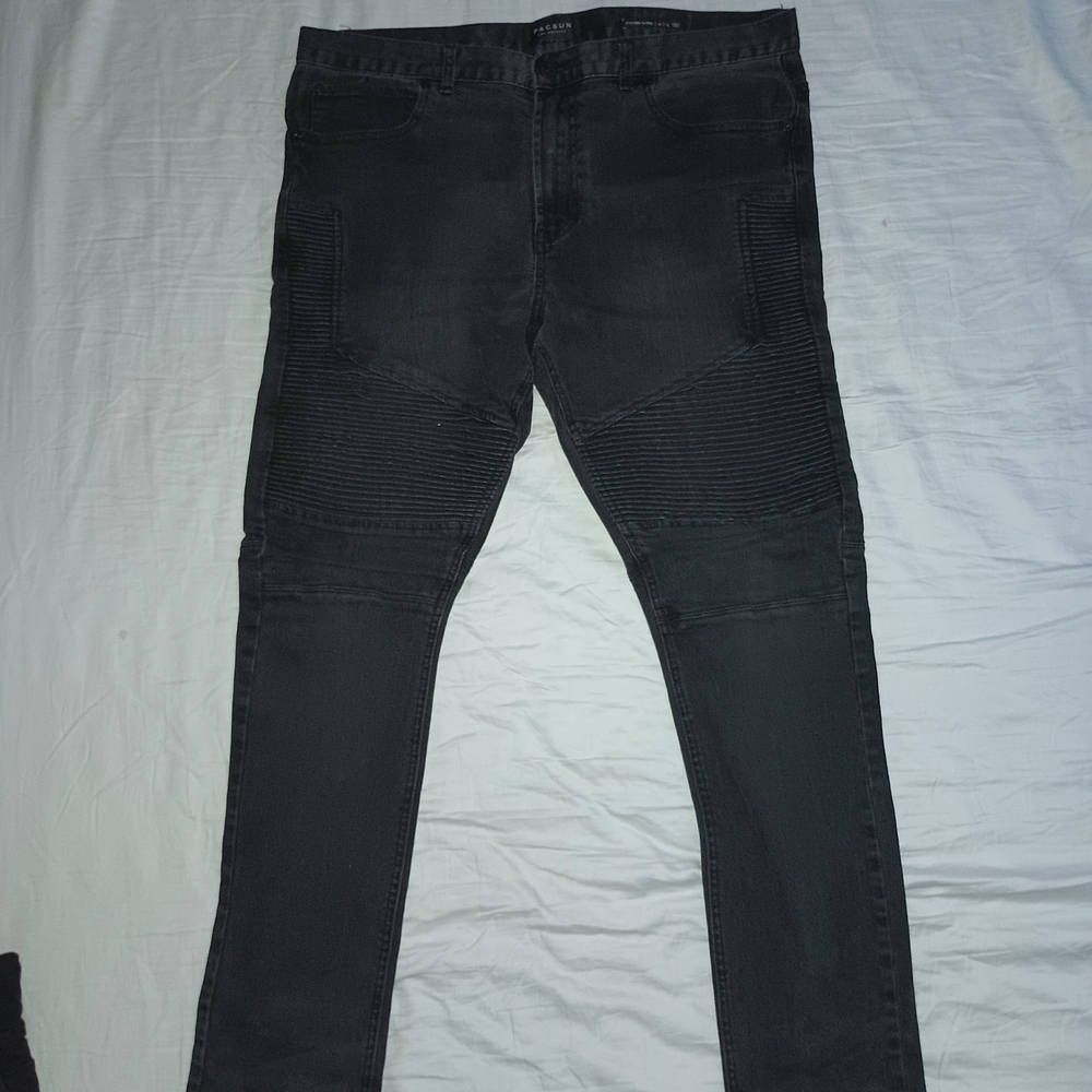 PacSun Black Skinny Jeans Sleek Modern Design